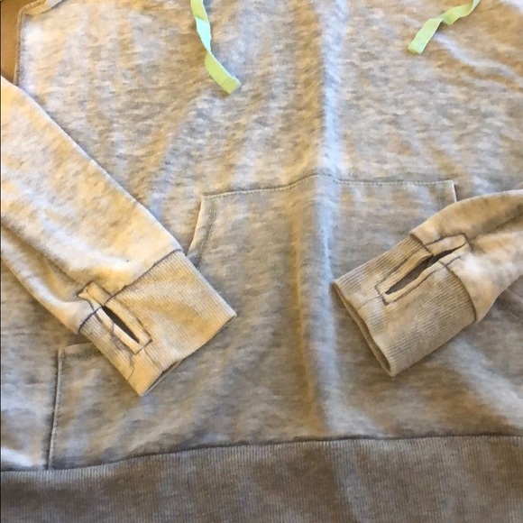 Lightweight hoodie with thumb holes - Picture 2 of 3
